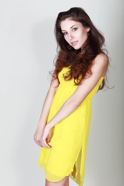 Modèle de mode en robe jaune — Photo