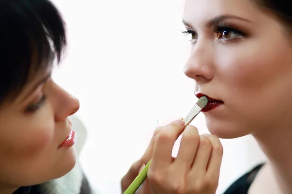 Mujer aplicando maquillaje por maquillador — Foto de Stock