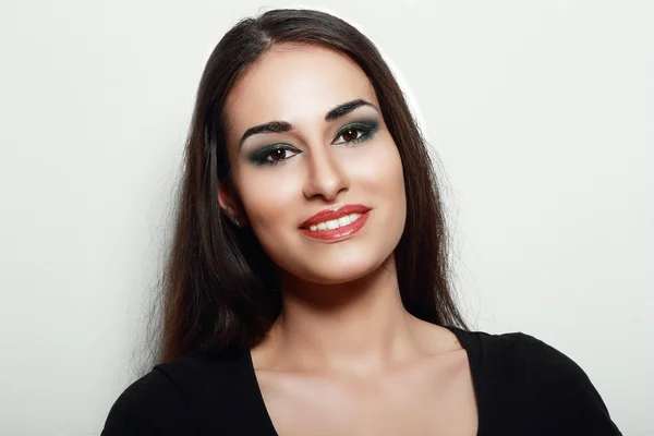 Frau mit grünem Smoky Make-up — Stockfoto