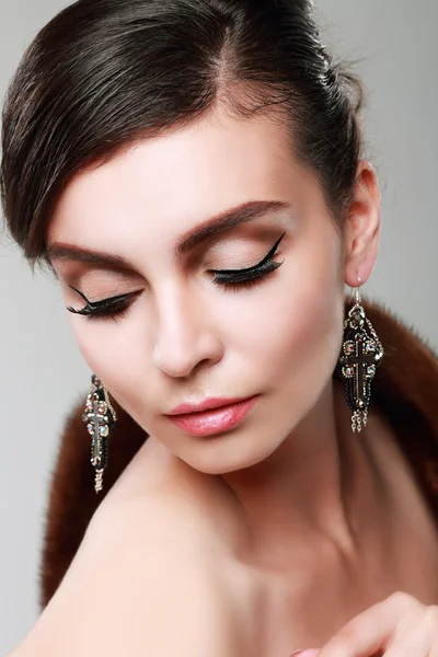 Mujer con pendientes — Foto de Stock