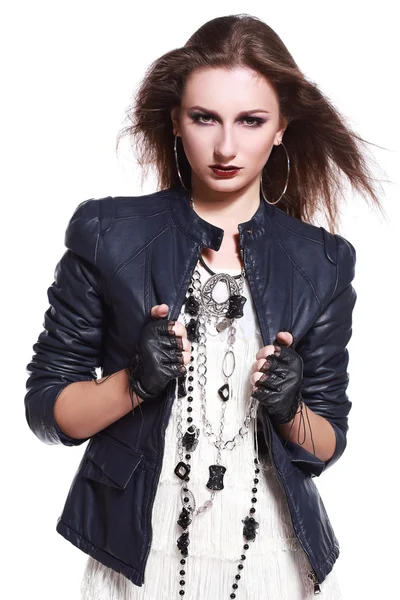 Modelo de mujer en chaqueta de cuero —  Fotos de Stock
