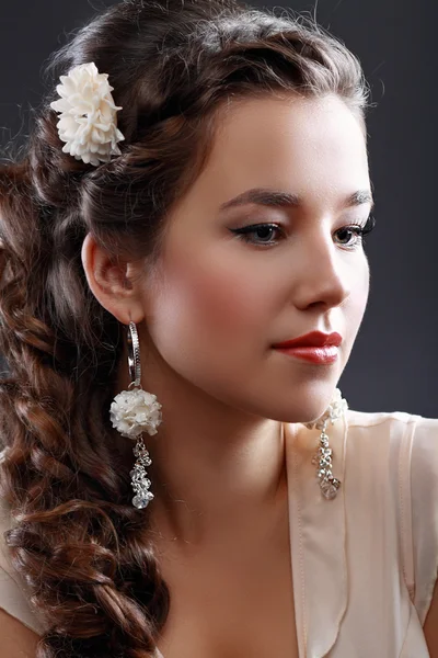 Hermosa mujer con flor en el pelo — Foto de Stock