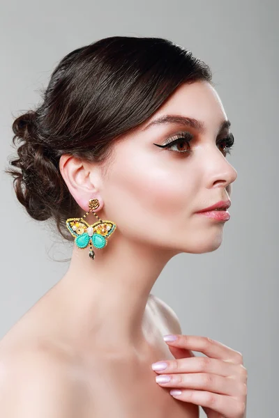 Donna che indossa orecchini — Foto Stock
