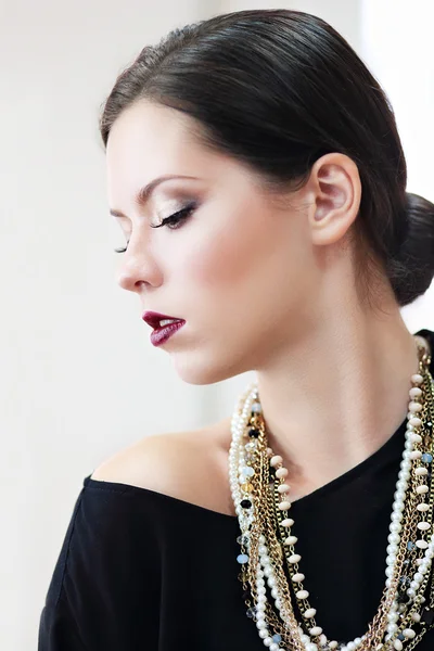 Mujer con maquillaje de noche —  Fotos de Stock