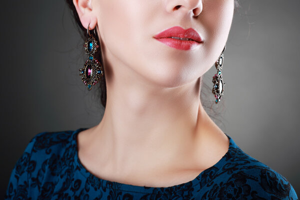 молодая женщина в сережках
