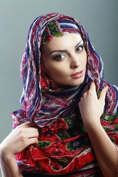Arabische Frau mit Kopftuch — Stockfoto