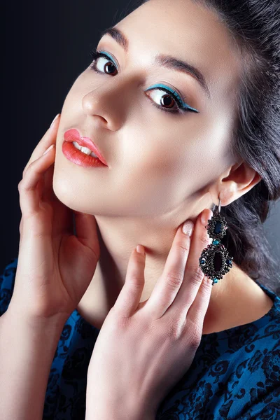 Young woman wearing an earrings — Stock Photo, Image