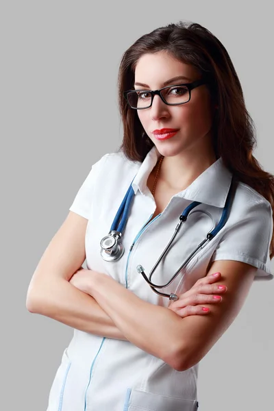 Kvinnliga riktig läkare poserar — Stockfoto