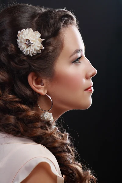 Mulher bonita com flor no cabelo — Fotografia de Stock