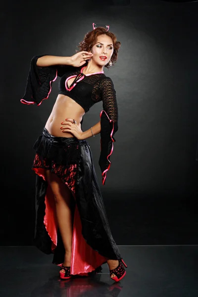 Woman dancing belly dance — Stock Photo, Image