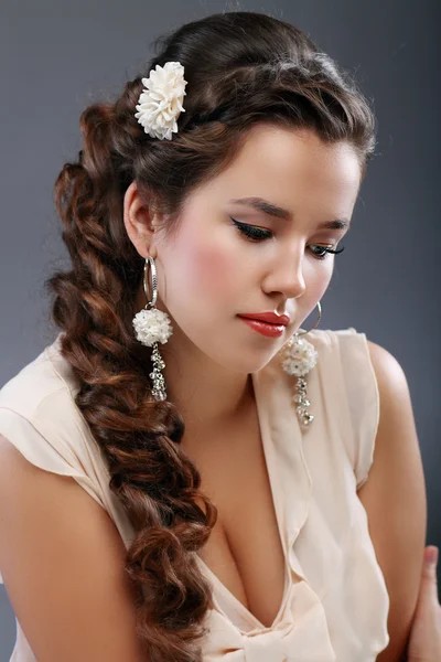 Hermosa mujer con flor en el pelo — Foto de Stock