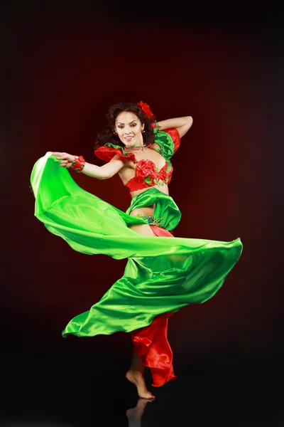 Beautiful belly dancer — Stock Photo, Image