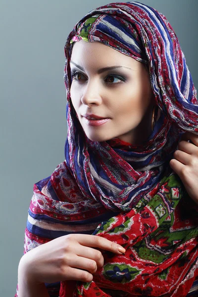 Arabic woman wearing head scarf — Stock Photo, Image