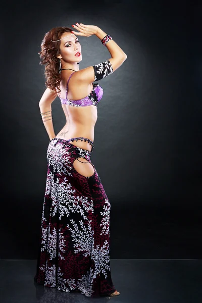 Woman dancing belly dance — Stock Photo, Image