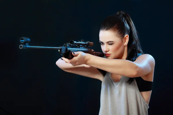 Menina bonita posando com arma — Fotografia de Stock