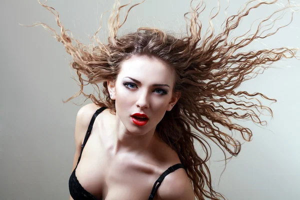 Donna con lunghi capelli ricci naturali — Foto Stock