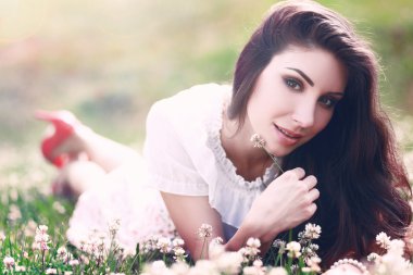 Çiçekli güzel esmer kadın