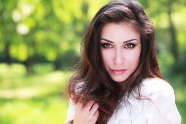 gülümseyen güzel latin kadın