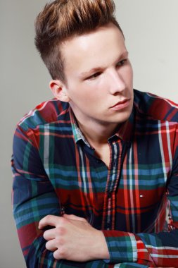 Yakışıklı genç adam.