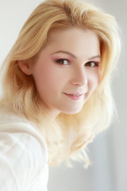 tatlı gülümseyen genç kız