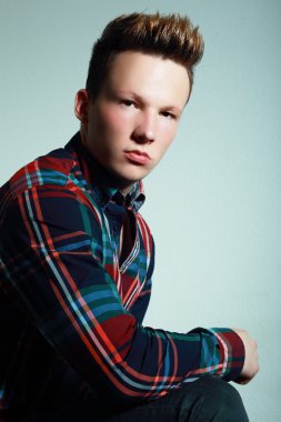 Yakışıklı genç adam.