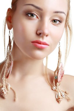 kabuk küpe kadınla