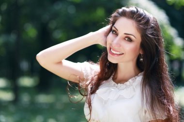 Güzellik kız çayırda