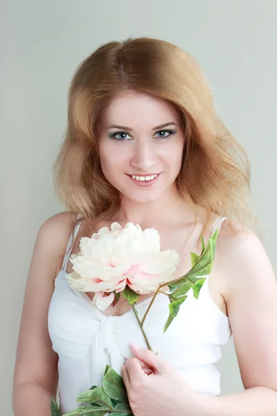 Jonge vrouw bedrijf bloem — Stockfoto