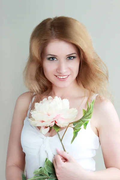 Junge Frau mit Blume — Stockfoto