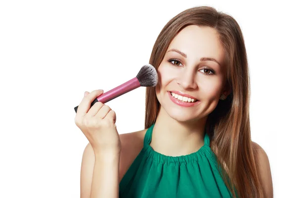 Chica sonriente con cepillo de maquillaje —  Fotos de Stock