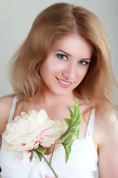 Jeune femme tenant fleur — Photo