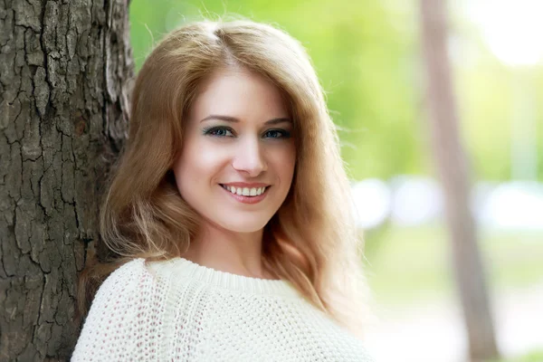 Hermosa mujer sonriente al aire libre —  Fotos de Stock