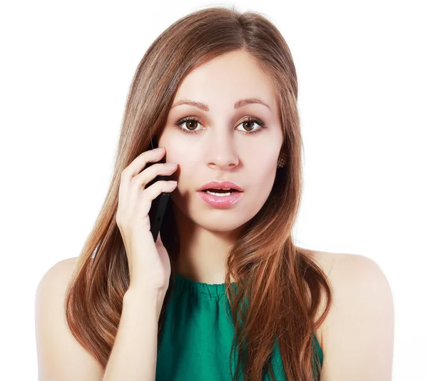 Schockierte Frau hört Telefon ab — Stockfoto