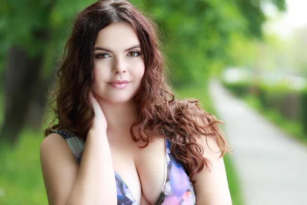 Brunette fille se détendre dans le parc — Photo