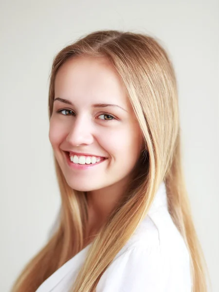 Hermosa adolescente sonriendo — Foto de Stock