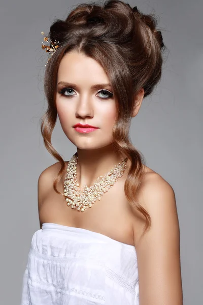 Menyasszonyi frizura a gyönyörű nő — Stock Fotó