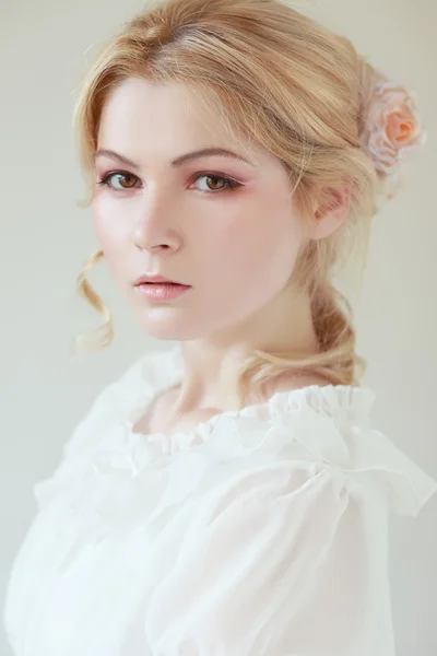 Chica con flores en el pelo . —  Fotos de Stock
