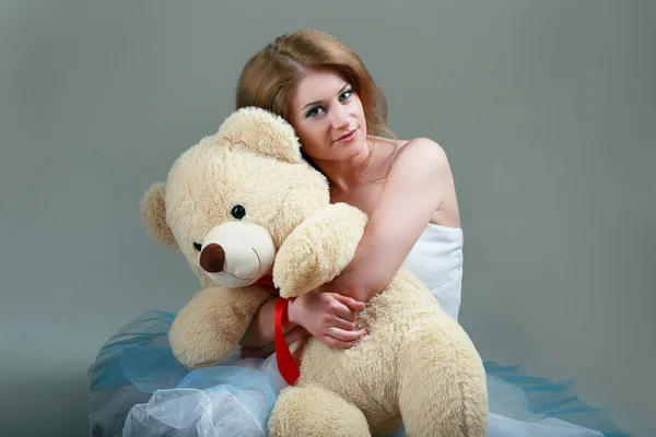 Frau mit Teddybär — Stockfoto