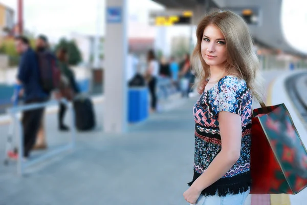 Donna sul binario della stazione ferroviaria — Foto Stock