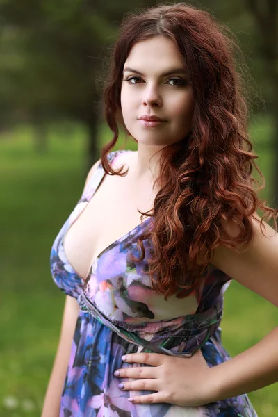 Brunette fille se détendre dans le parc — Photo