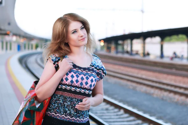 Donna alla stazione ferroviaria — Foto Stock