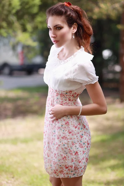 Beauté fille dans prairie — Photo