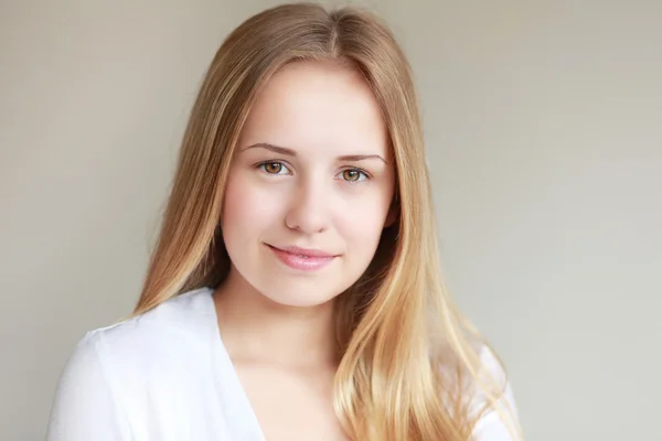 Menina adolescente bonita sorrindo — Fotografia de Stock