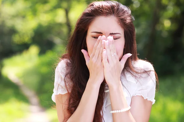 Alergia sofrendo menina espirrando — Fotografia de Stock