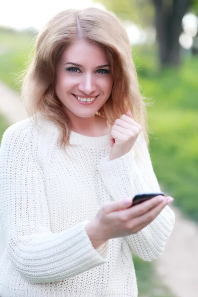 Ung kvinna med telefonen — Stockfoto