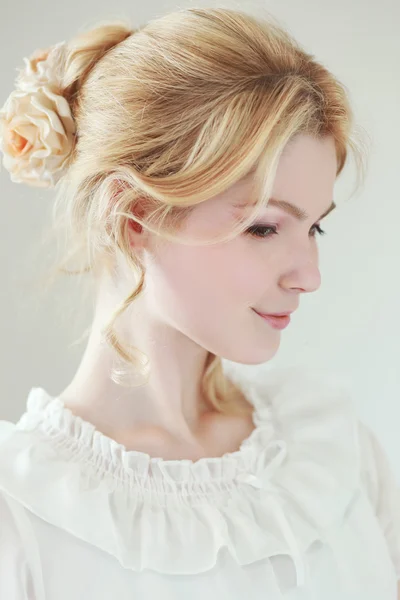 Ragazza con fiore tra i capelli . — Foto Stock