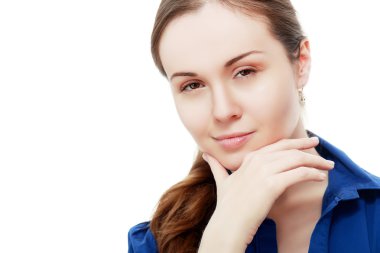 Genç kadın düşünüyor.