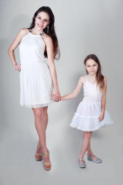 Anne ve kızı aynı kıyafetler içinde