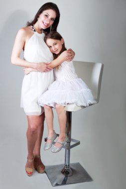 Anne ve kızı aynı kıyafetler içinde