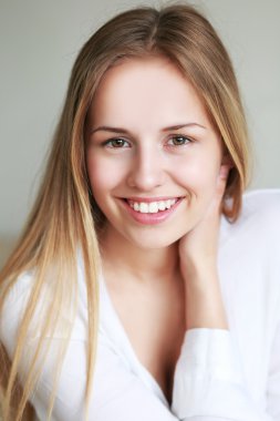 Gülümseyen güzel kadın